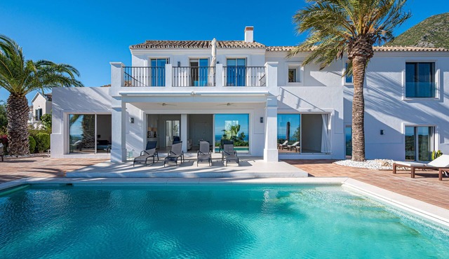 Architect designed villa with amazing views - 10 minutes to Puente Romano resort
