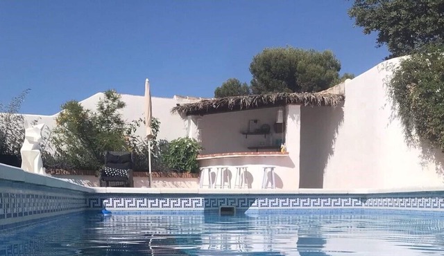 Atmospheric spacious Cortijgo/B&B with lovely pool. Easily accessible!
