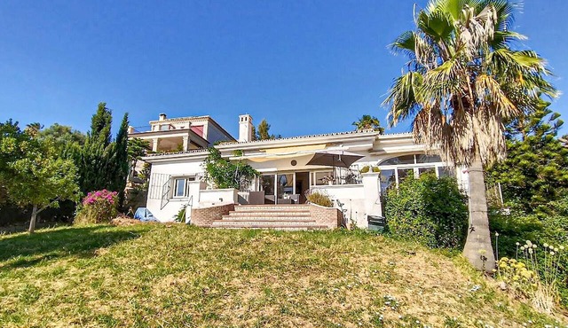 Awesome home in Estepona with private swimming pool, can be inside or outside