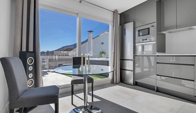BANDERAS & SPA STUDIO HYDROMASSAGE+JACUZZI (CAMINITO DEL REY/OPTIONAL MASSAGE)