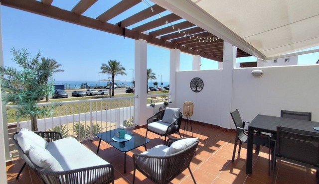 Beachfront Apartment with Wifi, Swimming Pool and International TV Channels
