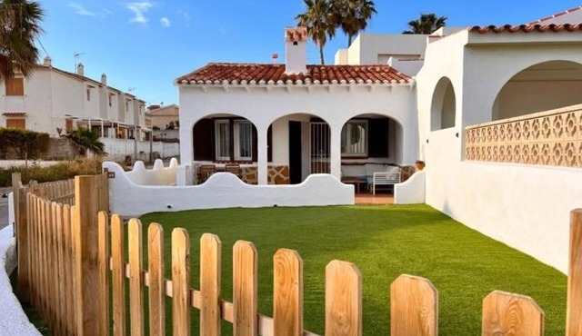Beachfront house with stunning views - 4 guests