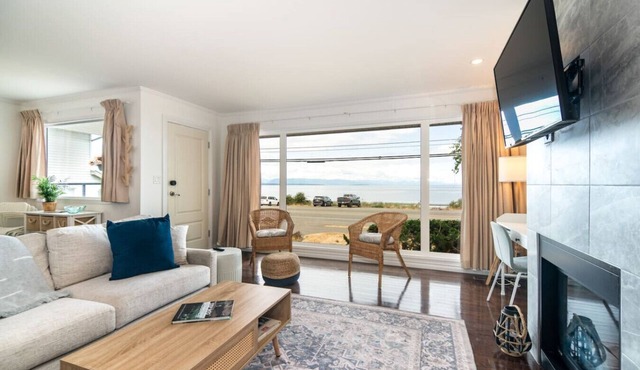 Beachfront · sunrise ocean views, 3BR, BBQ in Campbell River