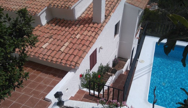Beautiful 2 Bed Apartment In Mountainside Villa With Private Pool & Sea Views