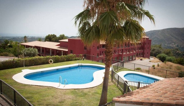 Beautiful 3 Bed Duplex - 2 Private Hot Tubs - Sleeps upto 8 persons