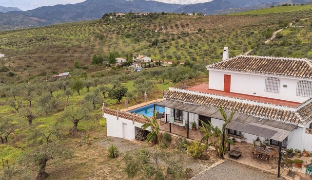 Beautiful apartment with pool in picturesque white village Alozaina.