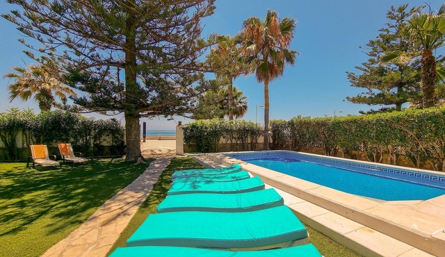 Beautiful Beachfront Villa with Pool
