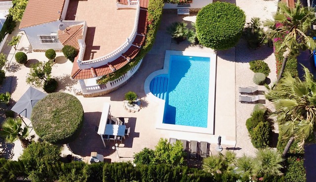 Beautiful detached villa with private swimming pool and large garden