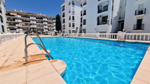 Beautiful Beachfront 2 BR Apt I Parking I 30 m to Beach I Swimming Pool I Walk to Duquesa I Close to Golf, I Fast Wifi