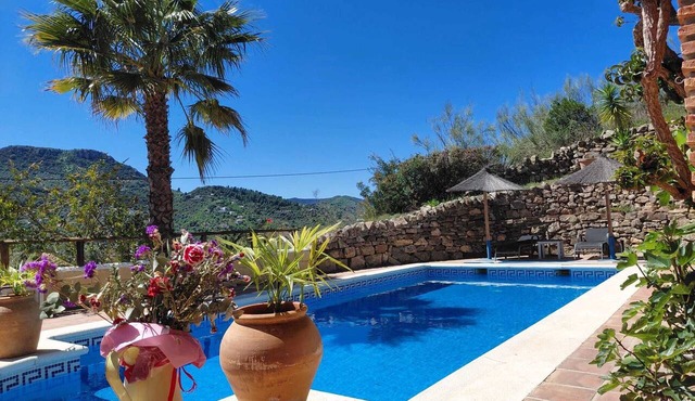 Beautiful private villa and pool,4 bedrooms,3 bathrooms, wifi, pizza oven,views!