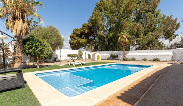Beautiful private villa for 12 people with private pool, WIFI, TV and patio