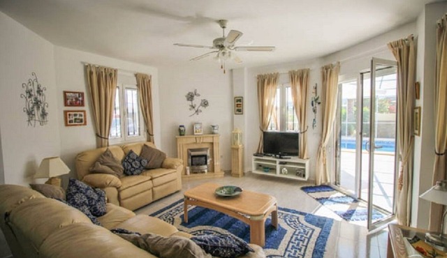 Beautiful Villa, 3-Bed, 3-Bath, Fly-Free Enclosed Private Pool, In Town