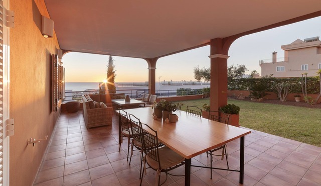 Beautiful Villa, stunning views, pool, golf course, perfect location.