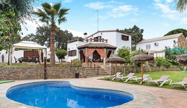 Beautiful Villa with Large Garden, Pool, Air Conditioning, Wi-Fi & Parking Available