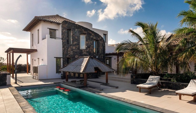 Beautiful Villa with Pool, Pool Bar, Terraces & Wi-Fi