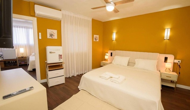 Boutique House with Terrace, Perfect for Families & Groups, Sleeps 11, Dos Hermanas