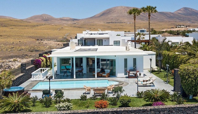 Bright and Spacious Puerto Calero Villa | 3 Bedrooms | Villa Viejo