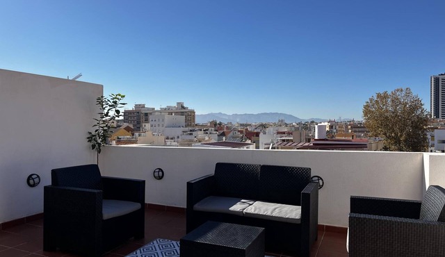 Bright apartment with terrace, BBQ, parking and air conditioning in Málaga