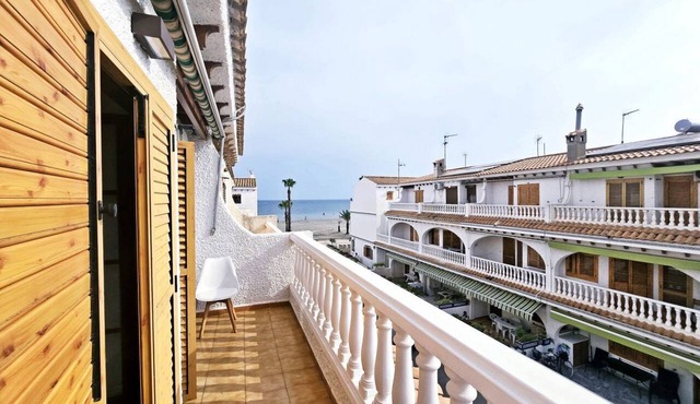 Bright duplex near the beach in Santa Pola – Terrace with side sea viewsCozy duplex apartment for 6 people, located in a quiet residential area, just a few steps from the beach.On the ground floor, you'll find a living room decorated with a mural simul