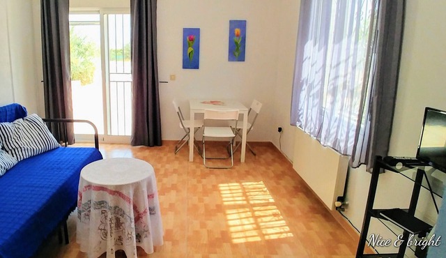 Bright studio apartment with secure parking and share of owners' pool