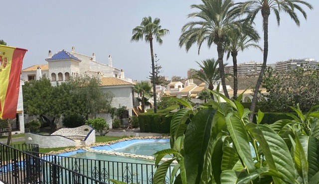 Bungalow with swimming pool, tennis court and beach