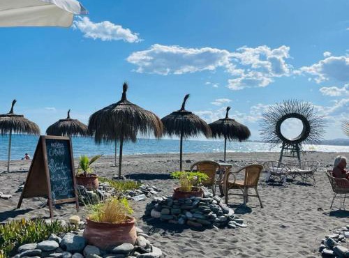 Casa Mariposa: 2BR Apt with Pool Steps from Beach