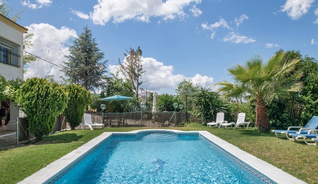 Casa Rural Cantarrana: spacious rural house with pool, Wi-Fi, air conditioning, idyllic setting