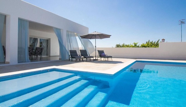 Casa Rural "Villa MyJ" with Pool, Garden, Terrace & Wi-Fi