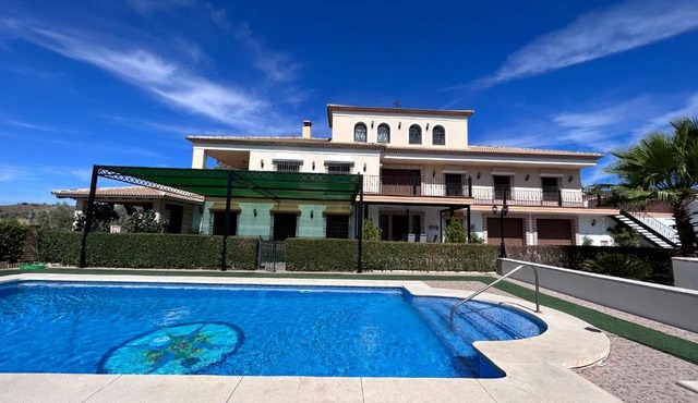 Casa rural para familias con piscina, privacidad y vistas al atardecer