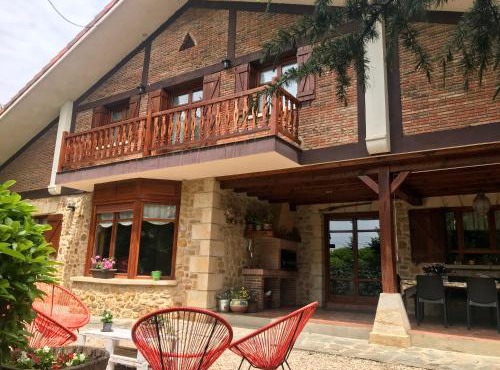 Caserio Arrigorri Casa Rural familiar con Jardín y Vistas al Gorbea, Álava in Murguía