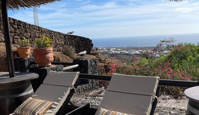 Castillo Lanzarote Villa Bentley - Luxury Villa -sleep in a volcanic cave