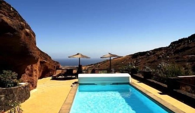 Castillo Winni - Sleep in a volcanic cave - Pet friendly