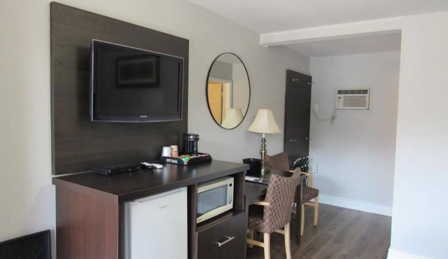 Cedar Lodge Motel in Goderich