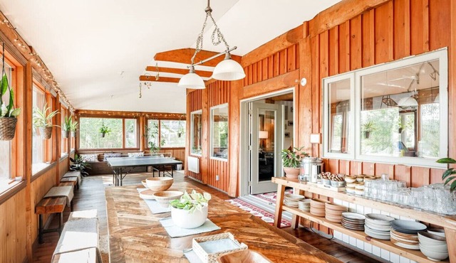 Charming & Rustic Chalet on Lac Marie Louise in Lac-Saint-Paul