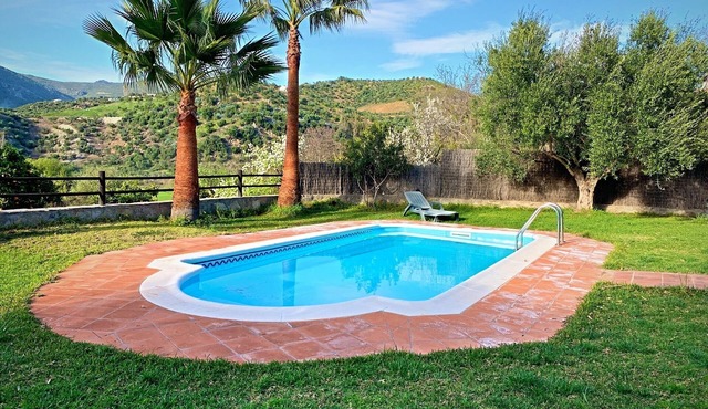 Charming Villa in Zahara de la Sierra, Cádiz: pool & pet - friendly