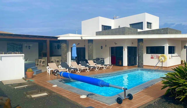 Child friendly (sleeps 8) Luxury Villa c/w Heated Pool-hottub-playroom and toys