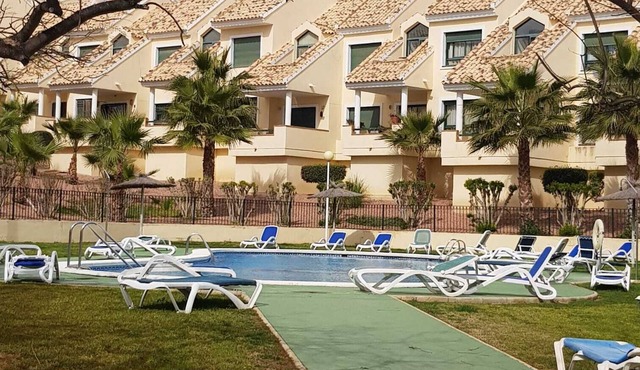 Comfortable apartment with a pool and beautiful views in a quiet, secure neighborhood in Orihuela