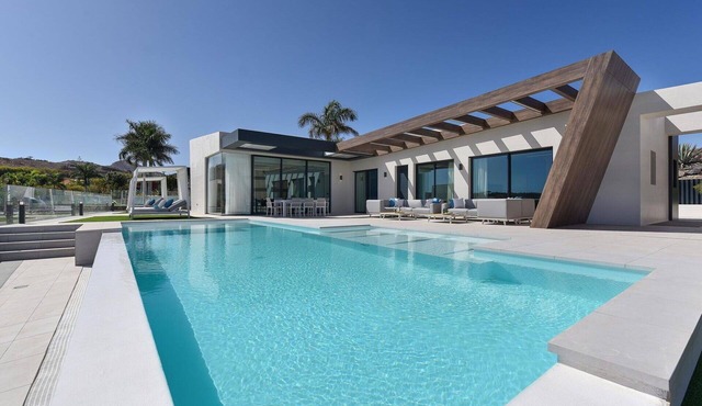 Cosy apartment in villa for 12 people with WIFI, private pool, A/C, TV, terrace and pets allowed
