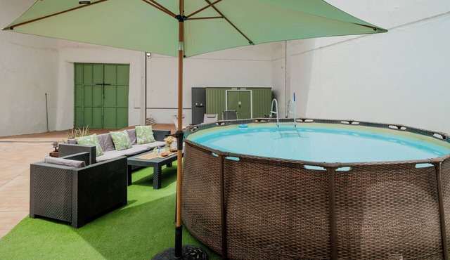 Country House 'Casa En El Centro De Arahal' with Private Terrace, Wi-Fi and Air Conditioning