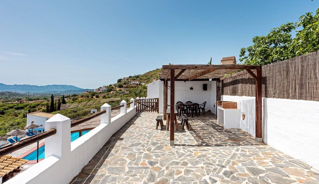 Country House 'El Granero' with Lake View, Shared Pool and Wi-Fi