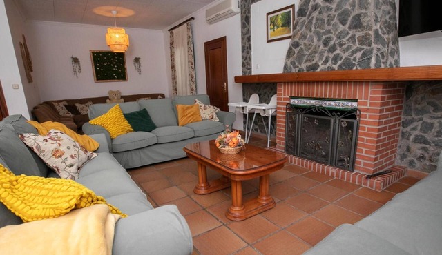 Country House 'El Olmo - Families Only' with Mountain Views, Wi-Fi and Air Conditioning