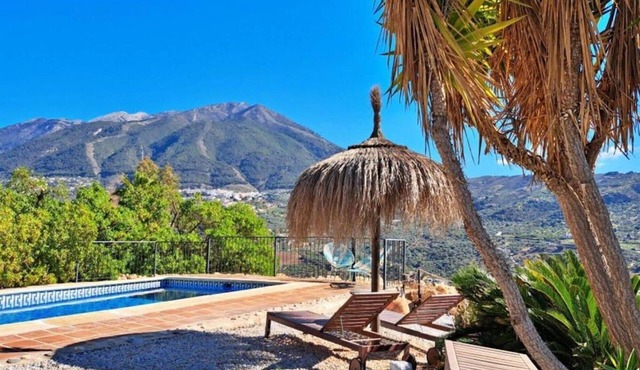 Country House 'La Perla Andaluza' with Mountain View, Wi-Fi, and Air Conditioning