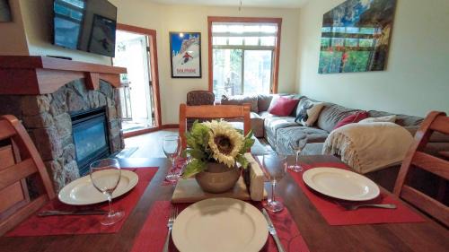 Deluxe Solitude Mountain Ski in-out 2bd-2ba Condo in Solitude