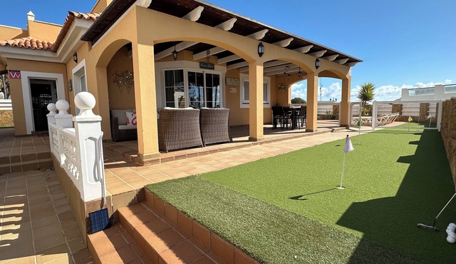 Detached 3 bed villa, private heated pool, free wifi, close to all amenities.