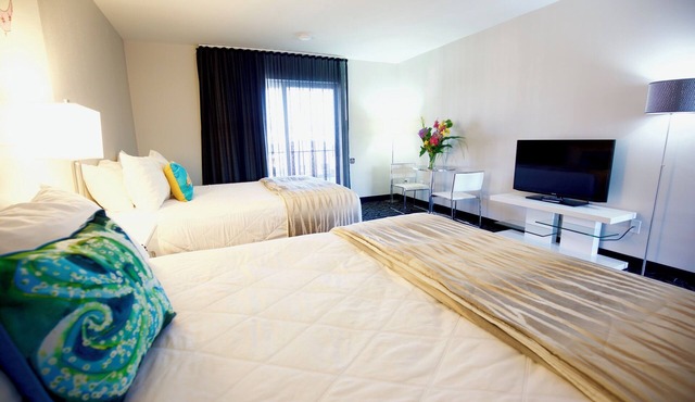 Direct Beach access! 2 queen beds private balcony, plus an ocean to the left. in Cape May