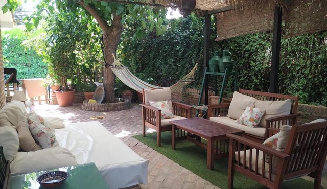 Dormir entre limones, Casa de invitados en vivienda familiar