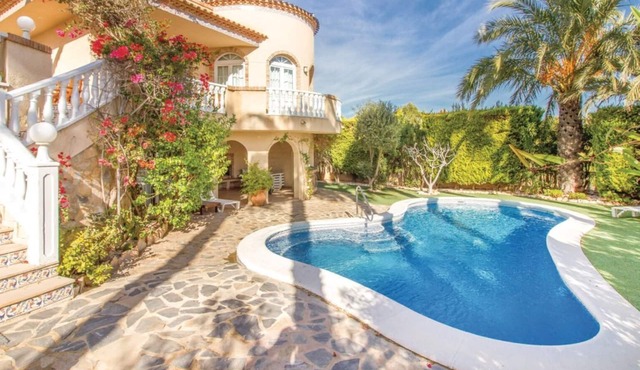 Double villa for 1-2 families or small groups with individual architecture