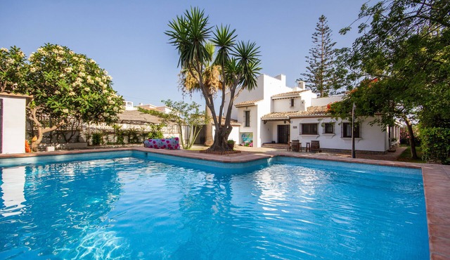 Dream villa on the beach - modern furnishings - new pool and WiFi