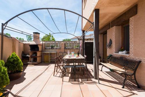 El Descanso de los Lares Casa con piscina climatizada in Miguel-Ibáñez