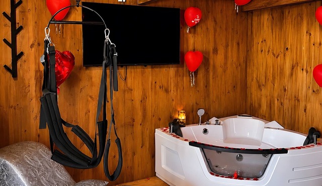 El Refugio del Amor Cabin with Private Terrace, Wi-Fi, and Air Conditioning